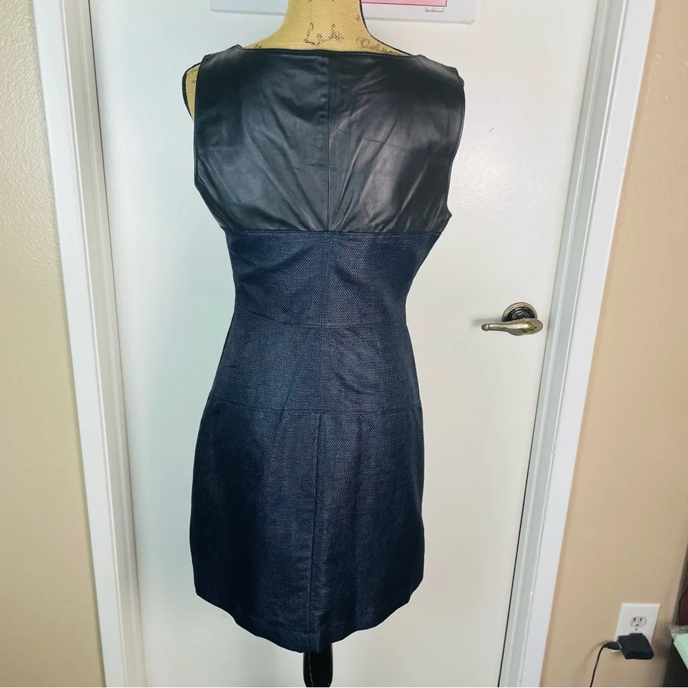 bebe Leather Trim Navy Blue Sleeveless Textured Dress Size M V-Neck Lined Party - Picture 8 of 13